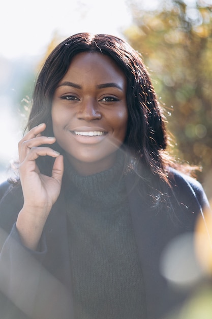 Portrait souriant de femme afro-américaine