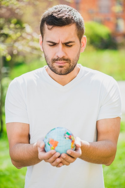 Portrait, tenue, globe, main