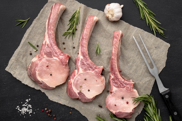 Photo gratuite poser la viande crue à plat sur du papier sulfurisé