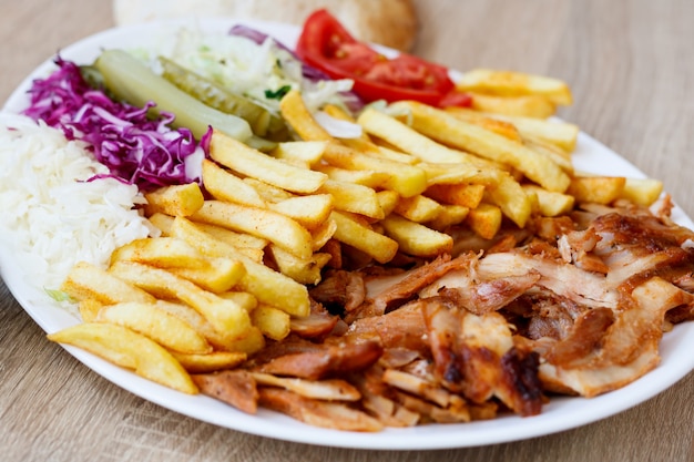 Photo gratuite poulet doner kebab et légumes