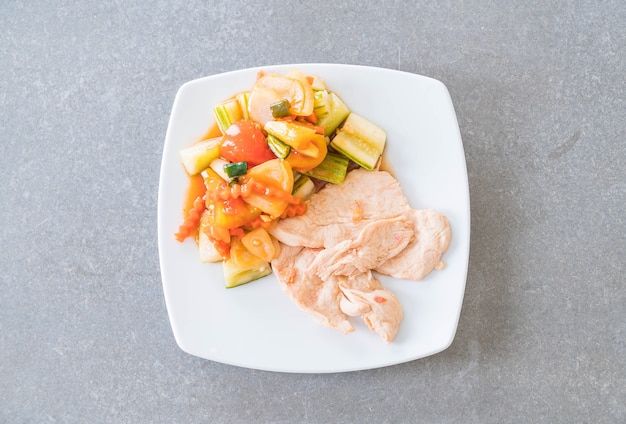 Photo gratuite poulet rôti aux légumes mélangés et salade sucrée