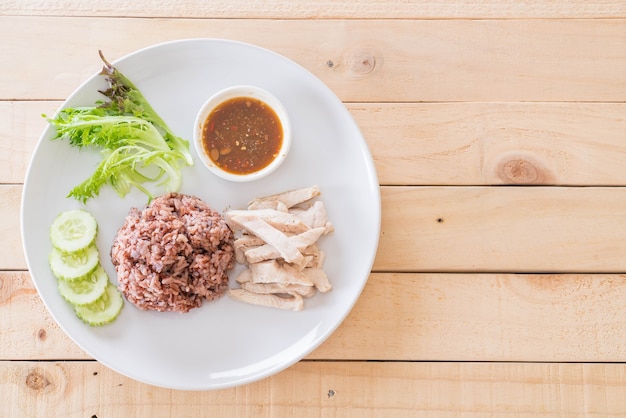 Photo gratuite poulet à la vapeur avec baies de riz