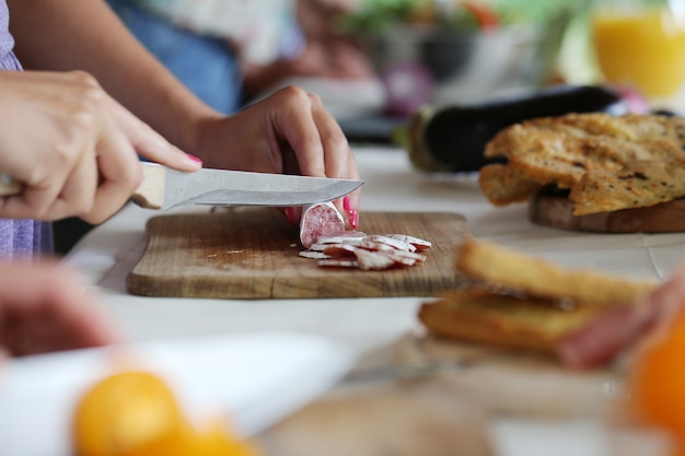 Préparer la nourriture pour le pique-nique