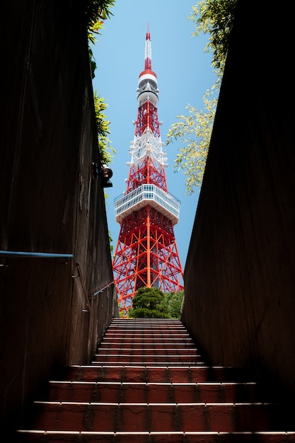 Photo gratuite prise de vue en contre-plongée de la fascinante tour de tokyo avec un escalier au premier plan