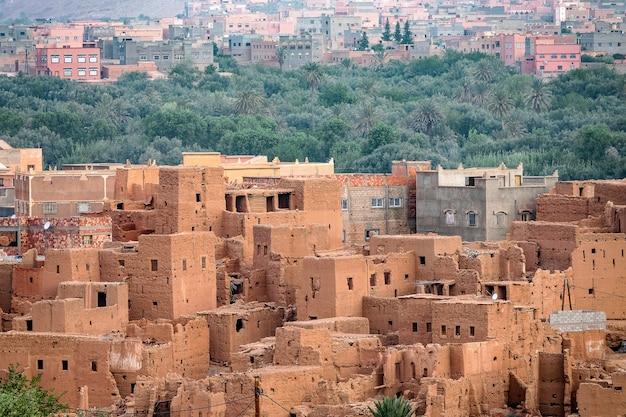 Photo gratuit prise de vue en grand angle des bâtiments historiques en ruine au maroc