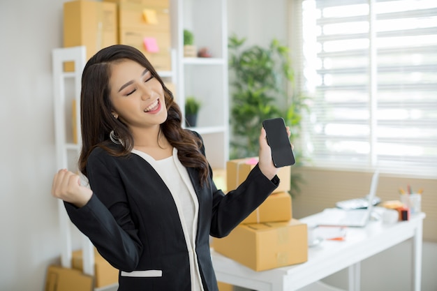 Photo gratuite propriétaire d'entreprise travaillant au bureau à domicile