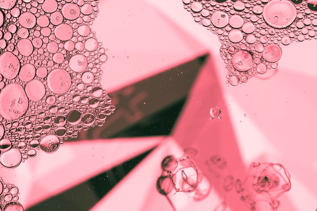 Photo gratuite pyramide abstraite avec des bulles en rose