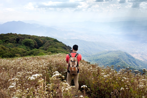 Photo gratuit randonneur dans un paysage montagneux