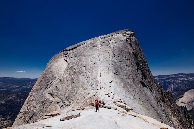 Photo gratuite randonneurs debout sur half dome, united states