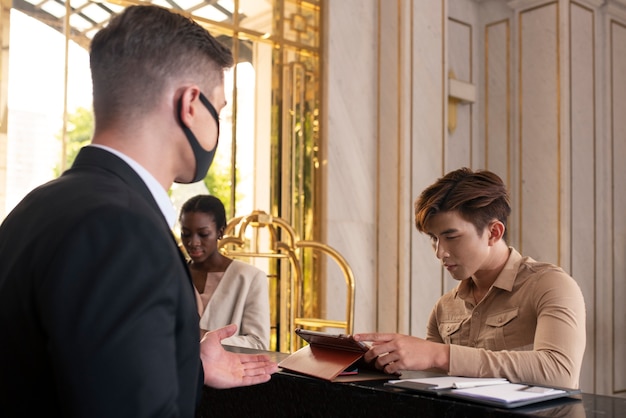 Photo gratuit réceptionniste d'hôtel au travail