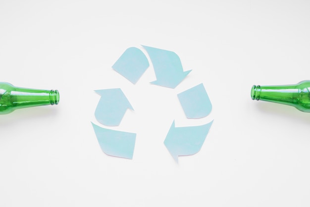 Photo gratuite recycler le logo avec des bouteilles