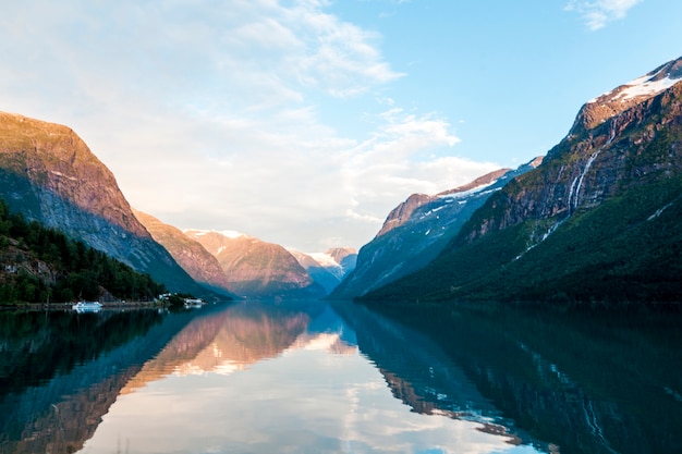 Photo gratuite reflet des montagnes rocheuses et du ciel sur le magnifique lac