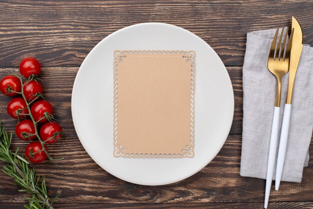 Réglage de la table avec des tomates à côté