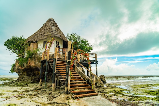 Photo gratuit le restaurant the rocks sur la plage à marée basse. pingwe, zanzibar, tanzanie