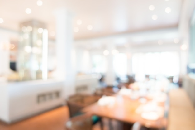 Photo gratuite restaurant unfocused avec une table en bois au milieu