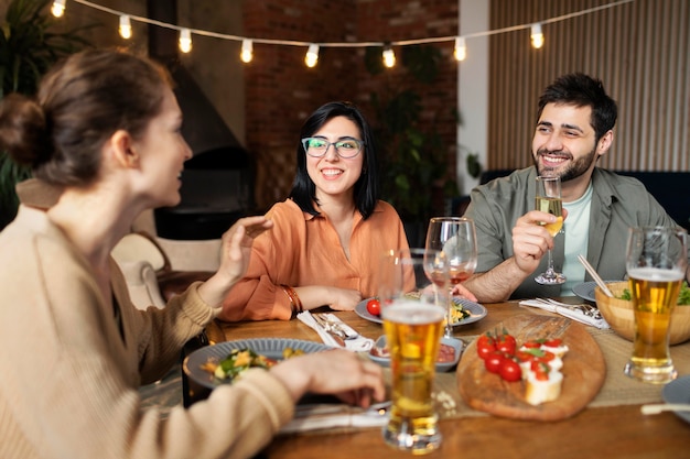 Réunion d'amis au restaurant coup moyen