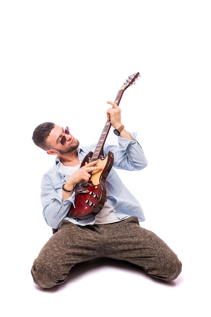 Photo gratuite rock star homme avec une guitare isolé sur mur blanc