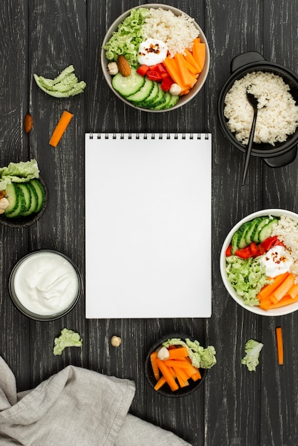 Photo gratuite salade plate avec couscous et cahier vierge