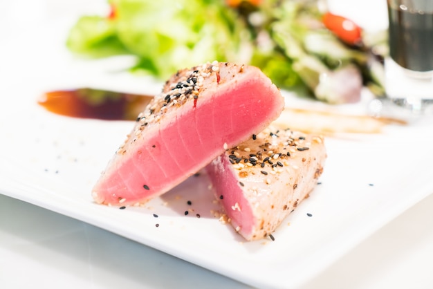 Photo gratuite salade de poisson alimentaire végétale cerise