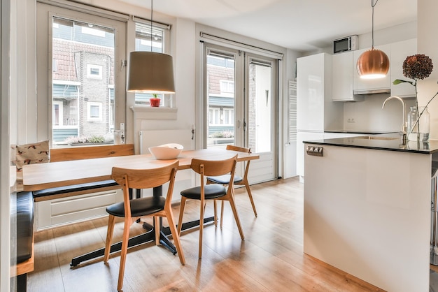 Photo gratuite salle à manger confortable d'un appartement moderne