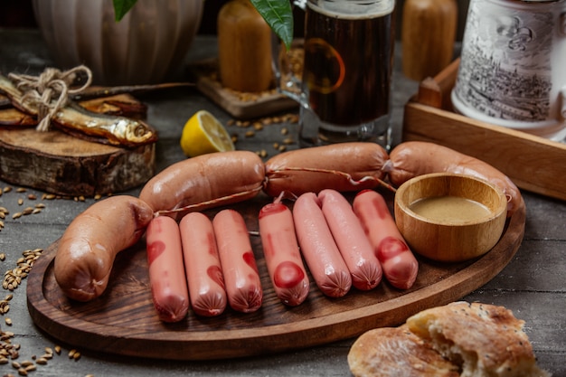 Photo gratuit saucisse sur planche de bois