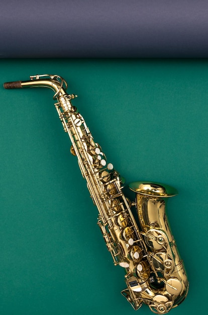 Photo gratuite saxophone sur une vue de dessus de fond vert