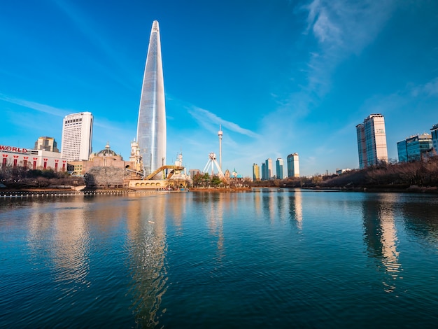 Photo gratuit séoul, corée du sud: 8 décembre 2018 le magnifique bâtiment d'architecture lotte tower est l'un des monuments de la ville de séoul