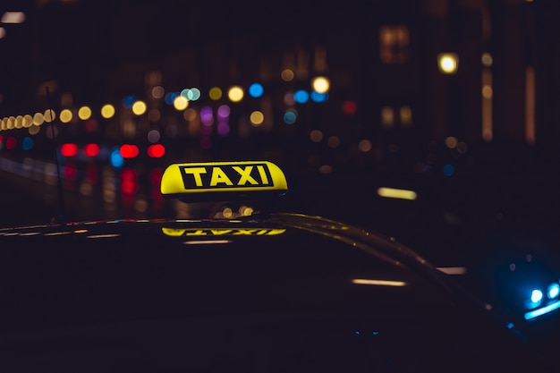 Photo gratuit signe de taxi sur voiture pendant la nuit