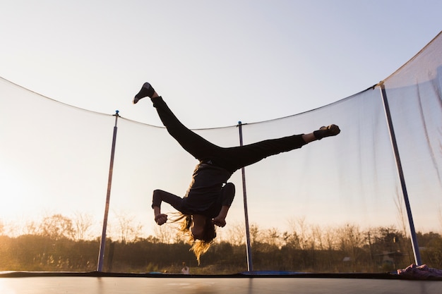 Photo gratuite silhouette, girl, sauter, trampoline