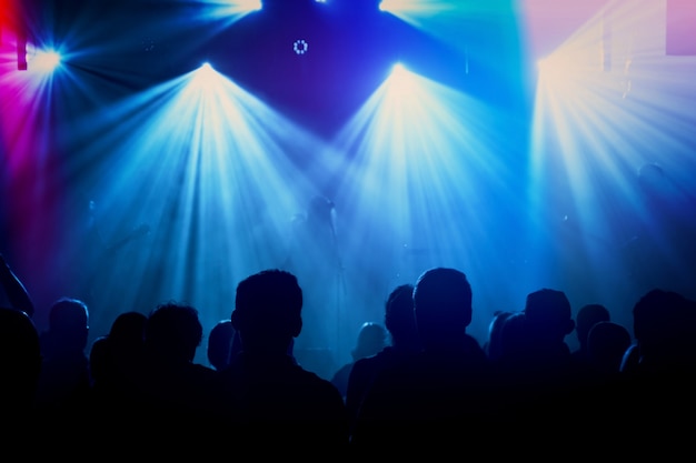 Photo gratuite silhouettes de groupe de rock sur scène au concert.