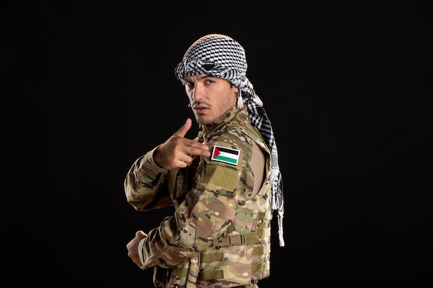 Soldat palestinien en camouflage sur mur noir