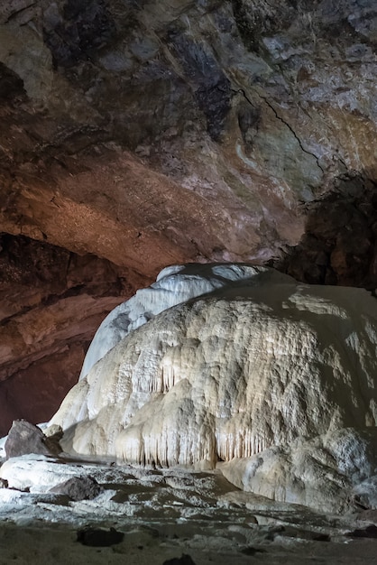 Photo gratuite sous la terre. belle vue sur les stalactites et stalagmites dans une caverne souterraine - new athos cave. formations sacrées des enfers antiques.