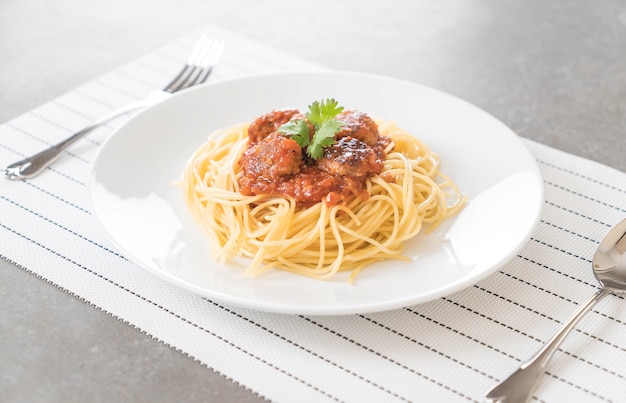 Photo gratuite spaghetti et boulettes de viande