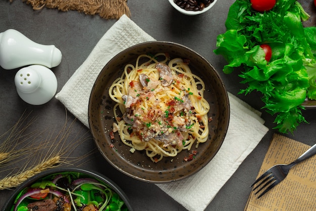 Spaghetti de pâtes sur fond sombre