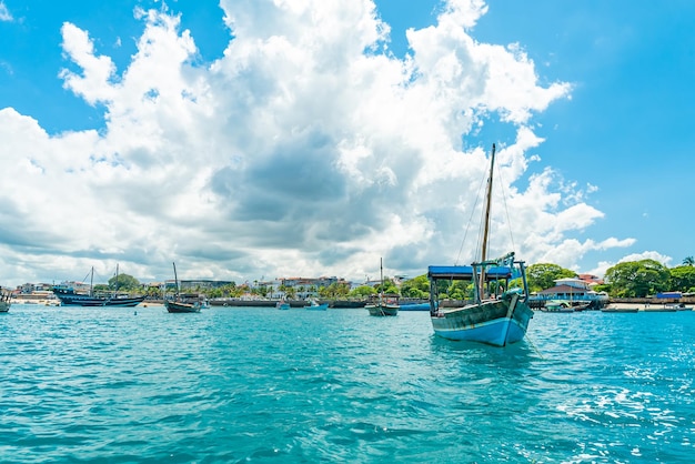 Photo gratuit stone town zanzibar 22 décembre 2021 bateaux dans un port de stone town zanzibar tanzanie