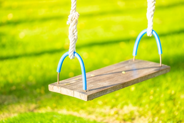 Photo gratuit swing vide dans le jardin