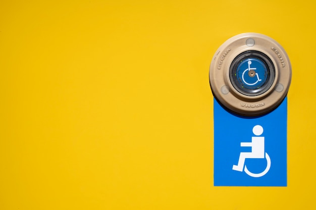 Photo gratuite symbole de personnes handicapées avec fond jaune