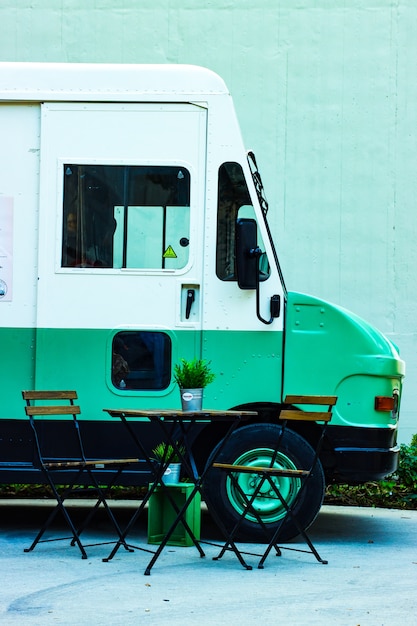 Table avec des chaises à côté d&#39;un camion de nourriture