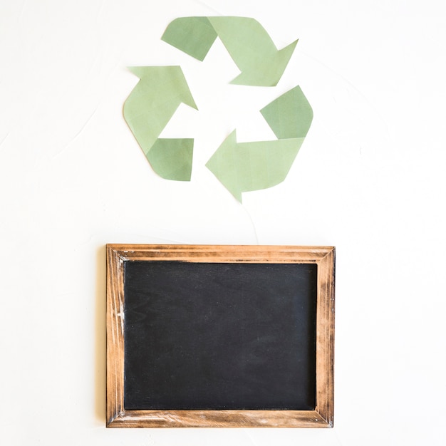 Photo gratuite tableau vide et signe de recyclage