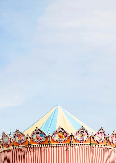 Photo gratuit tente décorative contre le ciel bleu à la fête foraine