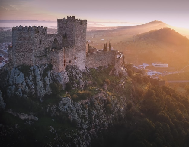 Photo gratuite tir à couper le souffle du château médiéval dans la province de badajoz, estrémadure, espagne