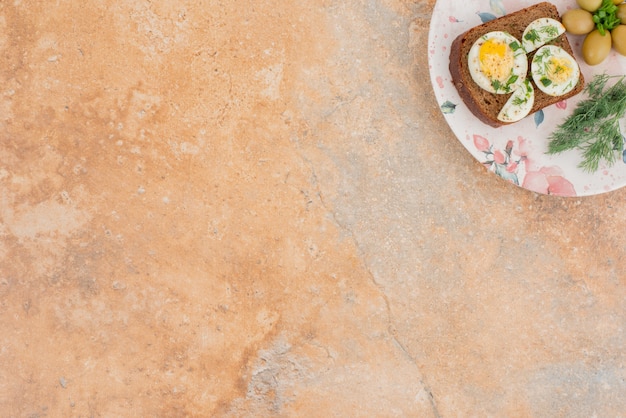 Photo gratuite toast aux œufs durs sur table en marbre