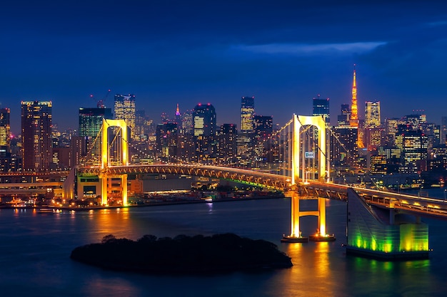 Photo gratuite toits de tokyo avec pont arc-en-ciel et tour de tokyo. tokyo, japon.