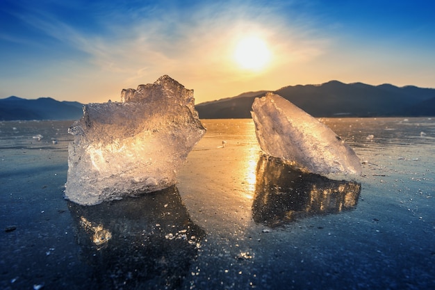 Photo gratuite très gros et beau morceau de glace au lever du soleil en hiver