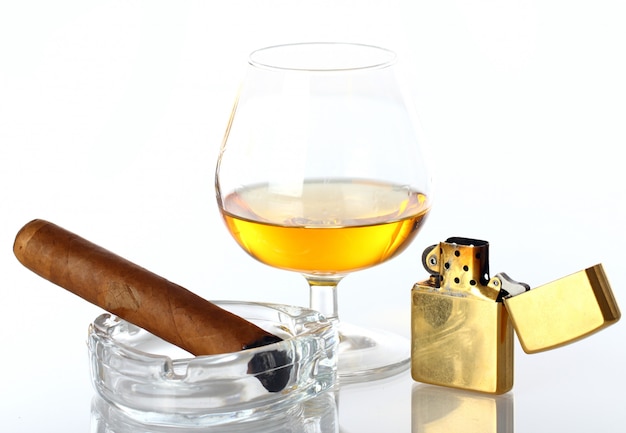 Photo gratuit verre de whisky et de cigare