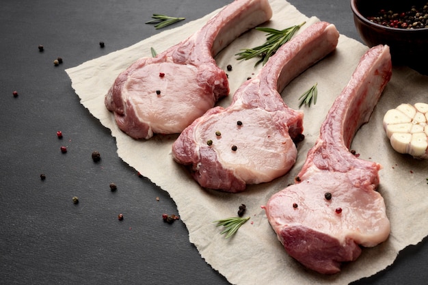 Photo gratuite viande crue à angle élevé sur du papier sulfurisé