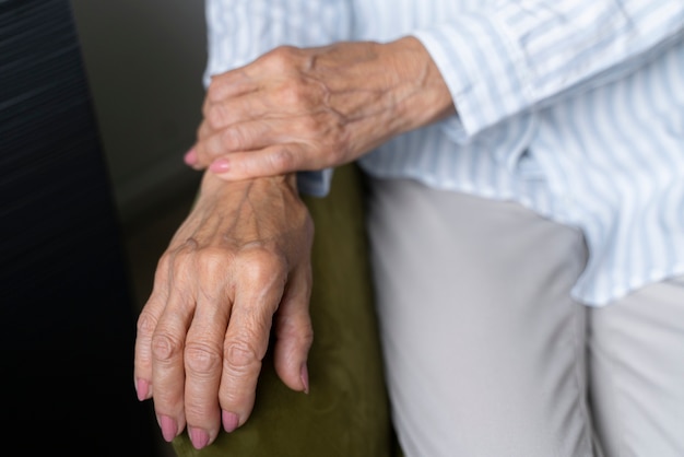 Photo gratuite vieille femme confrontée à la maladie d'alzheimer