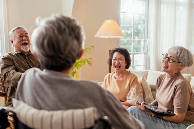 Photo gratuite vieux amis asiatiques seniors retraités bonheur positif rire sourire conversation ensemble dans le salon de la maison de retraite personnes âgées participant à des activités de groupe dans une garderie pour adultes