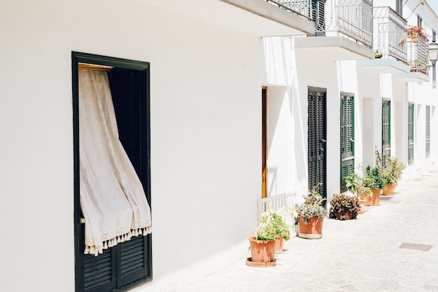 Photo gratuite village avec des façades blanches