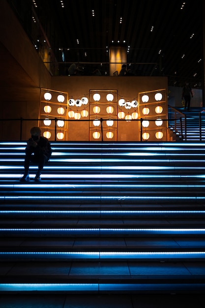 Photo gratuit ville la nuit avec architecture et lumières vibrantes